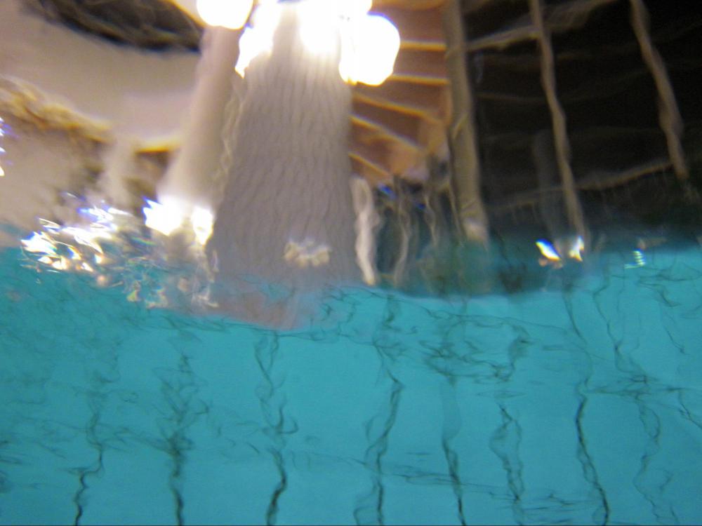Because players must move to the surface of the water for air periodically throughout a game, an extra emphasis is placed on strategic teamwork in moving the puck toward the goal.