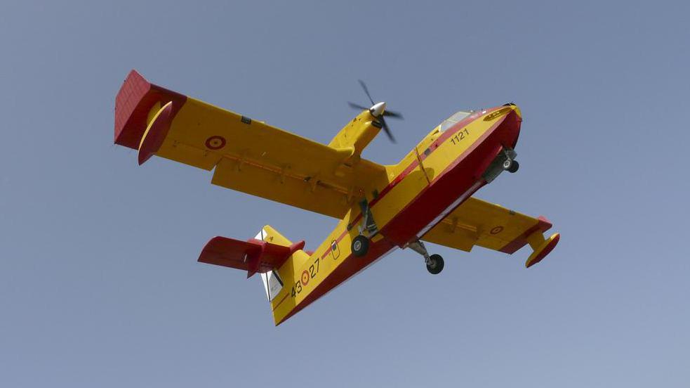 Smokejumpers often coordinate with amphibious aircraft, such as the Canadair CL-215, that are used as 'water bombers'.