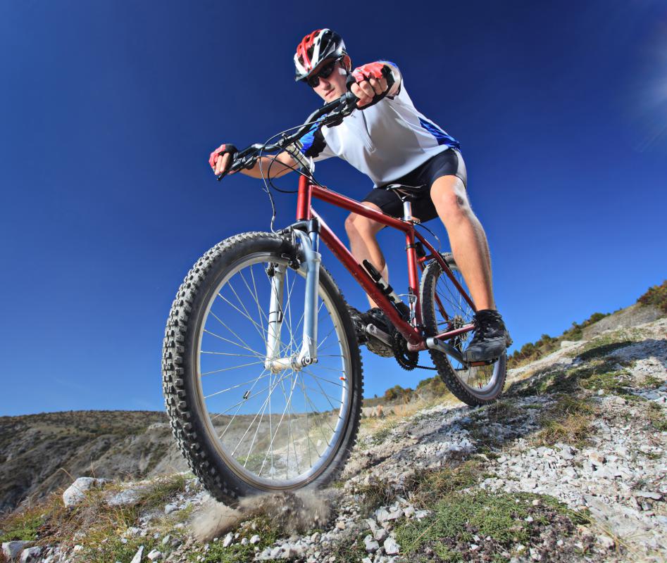 difference between mountain bike and downhill bike