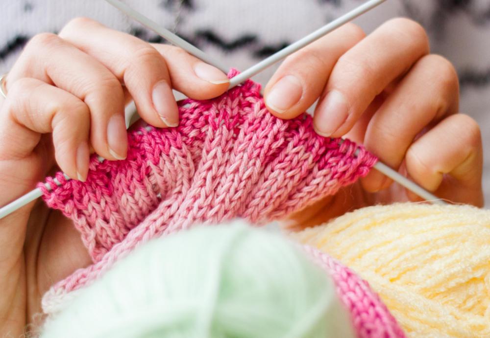 What are some commonly used knitting stitches?