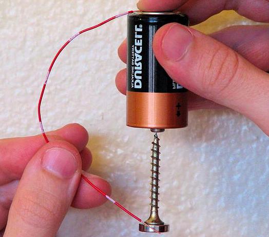 A homopolar motor can utilize one end of a battery connected by wire to a screw, which acts as the rotor through which electrical current passes.