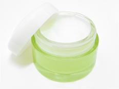 A pot of collagen cream.