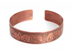 Wearing copper jewelry can cause green skin.