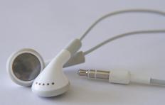 Earbud headphones and headphone jack