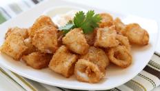 Fried calamari made with seasoned flour.