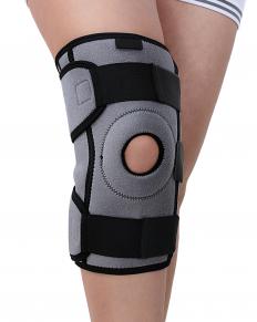 A person wearing a patellar brace.