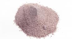 Powder for a sports drink that contains maltodextrin.
