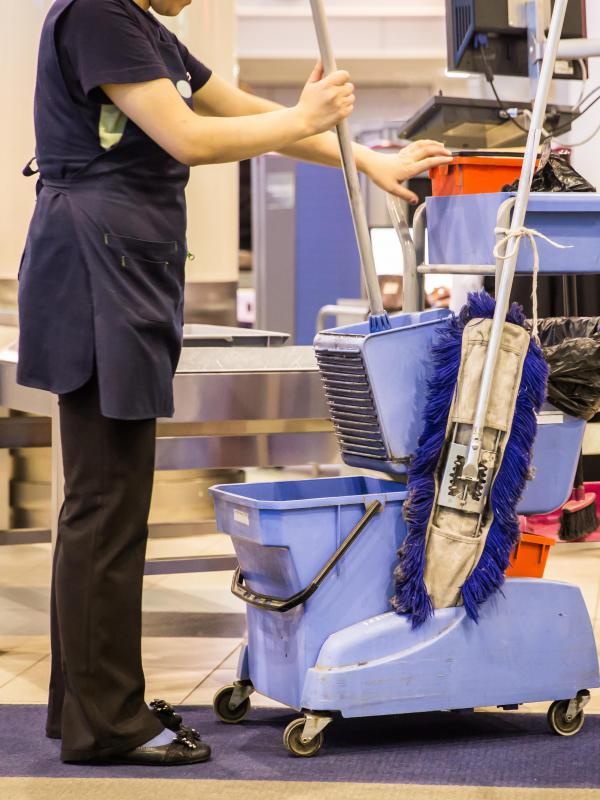 Le tecniche utilizzate per l'asepsi includono la pulizia delle superfici nelle sale d'esame cliniche e ospedaliere.