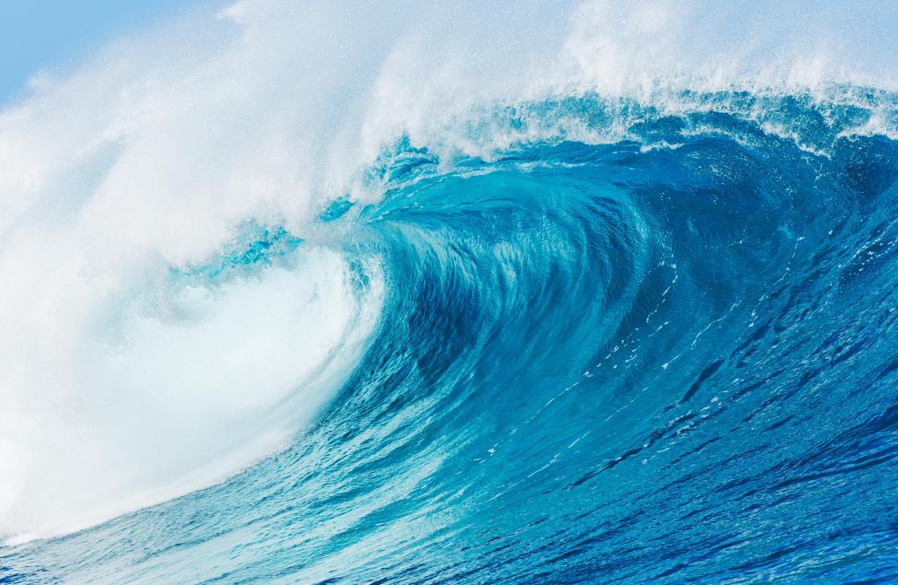 guy kayaking huge ocean waves