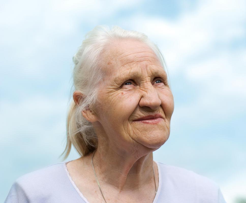 Grandma looks. Фото старика на голубом фоне. Картинки лица пенсионеров на голубом фоне.