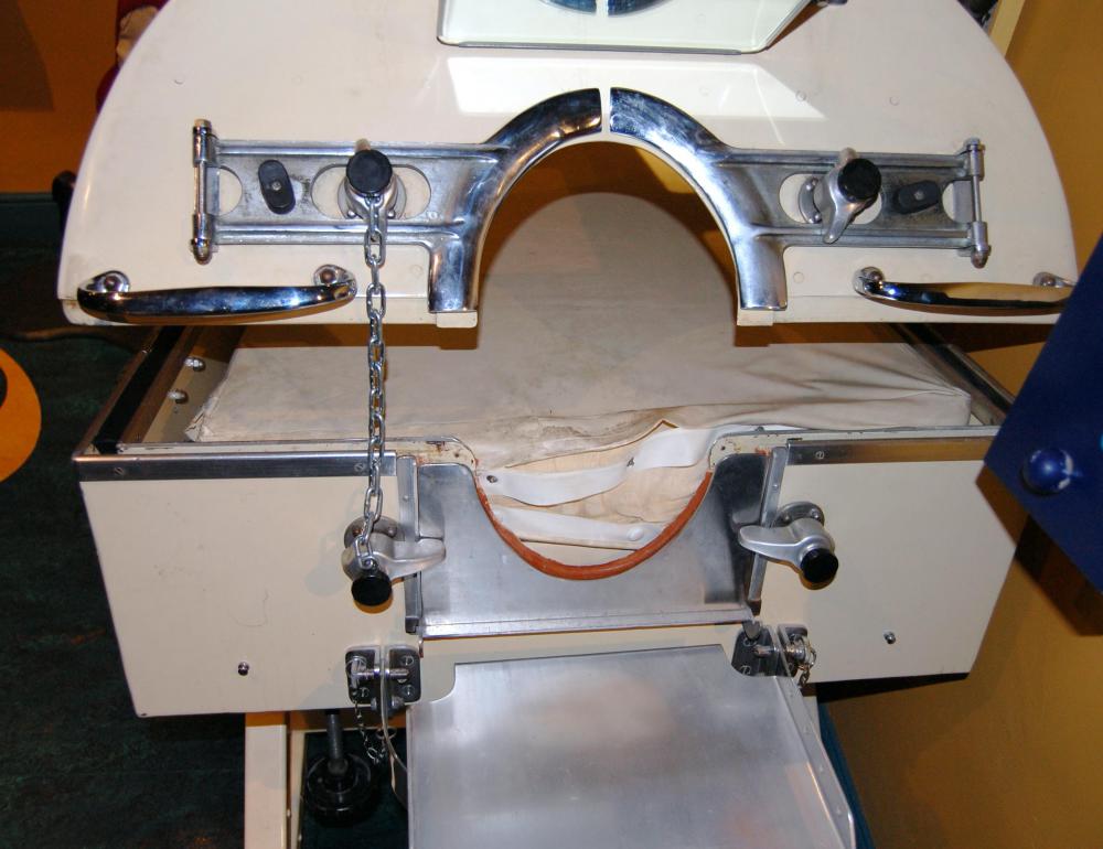 What is an Iron Lung? (with pictures)