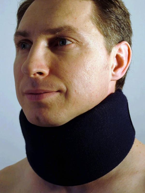 how-do-i-choose-the-best-neck-brace-with-pictures