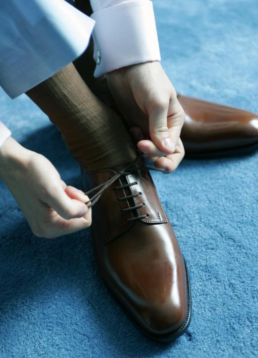 Men should wear lace-up shoes to the office.