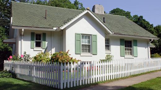 Cottage curtains can contain ruffles or lace trim along the edges.