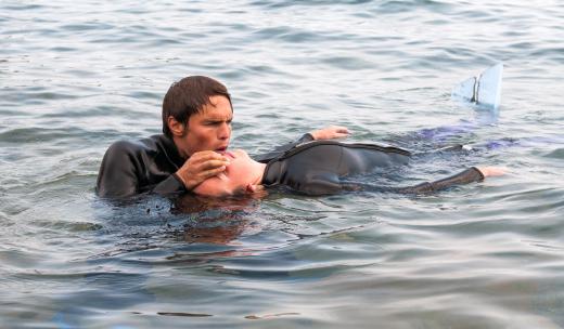 Diving instructors familiarize their students with first aid procedures that can be used in the water.