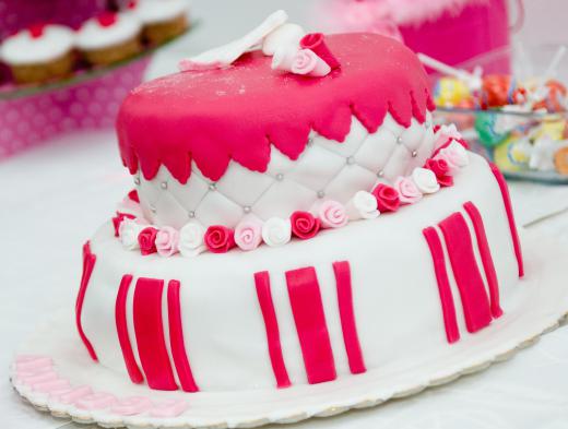 Fluffy frosting may be used to decorate a children's birthday cake.