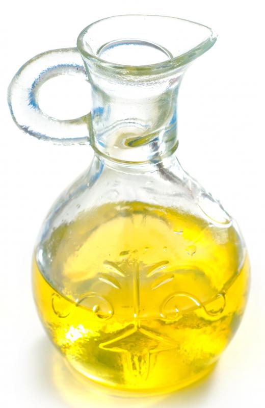 Olive oil can be warmed and mixed with garlic juice to create a home remedy to relieve ear pain.