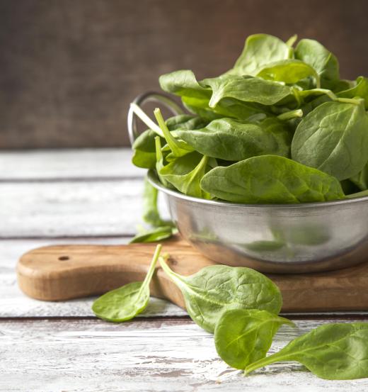 Spinach contains vitamin E and vitamin A.