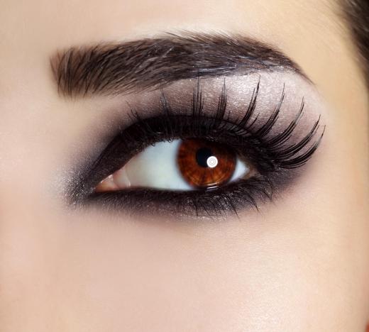 Smokey eyeliner creates a dramatic nighttime look.