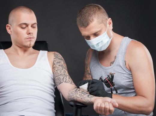 Working as a tattoo artist's apprentice can help an individual to learn valuable skills.