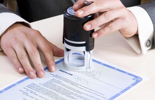 A notary public must witness the signing of a will.