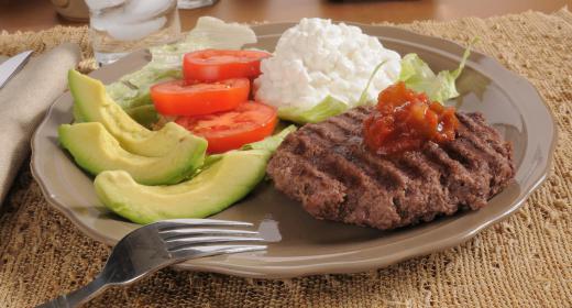 People who want to gain muscle mass should consume high-quality sources of protein, such as lean meat, avocado and cottage cheese.