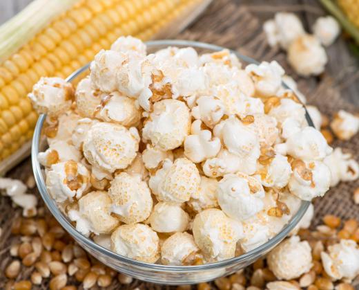 Stringing garlands of popcorn is an inexpensive way to decorate the Christmas tree.