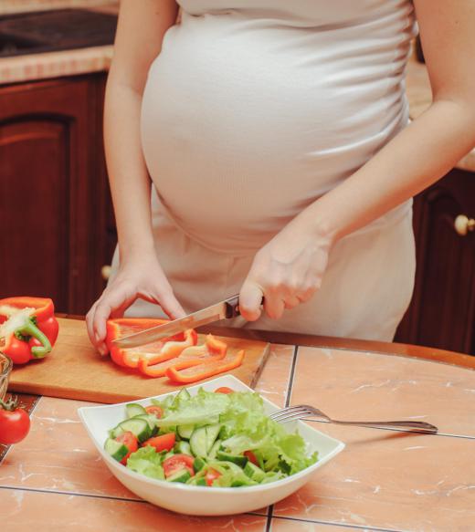 Pregnant women may be able to help manage vertigo by eating small portions of healthy foods throughout the day.