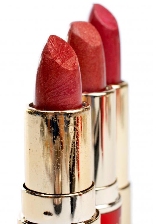 Lighter shades of lipstick help round faces look thinner.