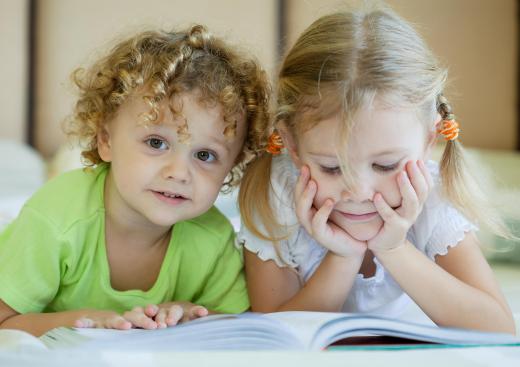 Reading to little ones from simple Spanish-language books can be an excellent way to introduce them to the language.