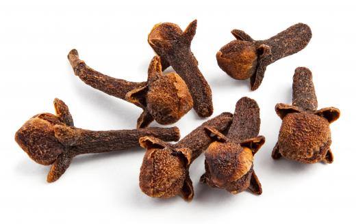 Cloves, which can be used to make a remedy for itchy skin.