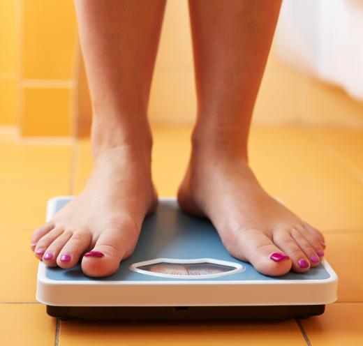 A weight loss therapist may help clients devise weekly or monthly weight loss goals.