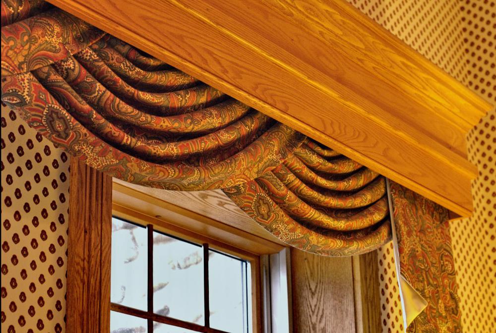 A valance is sometimes combined with balloon curtains.