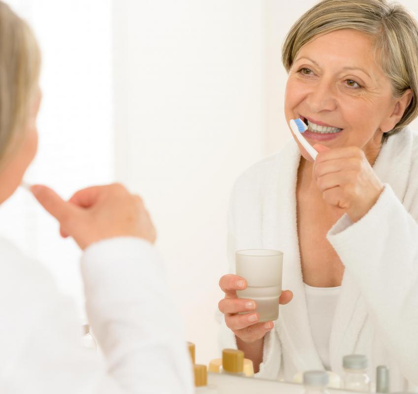 Le persone che hanno la protesi dovrebbero in genere utilizzare uno spazzolino da denti con setole morbide.